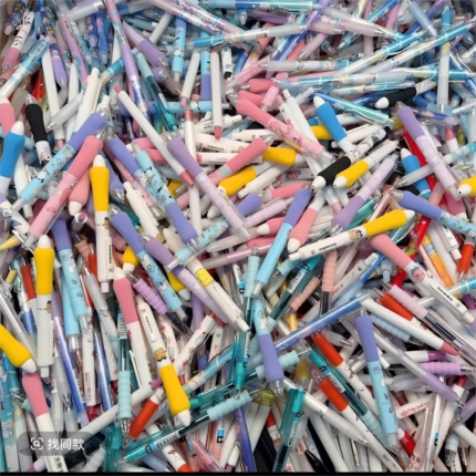 50 adorable blind box pens in a pencil case, 0.5mm black water-based ballpoint pens, non-drying, suitable for exams and studying