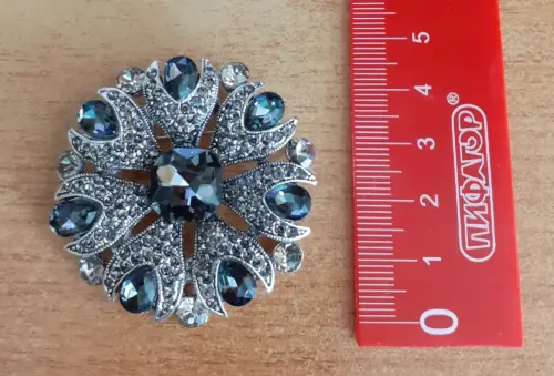 Copper alloy imitation pearl brooch, a luxurious, fashionable, vintage, classic, and elegantly crafted piece photo review