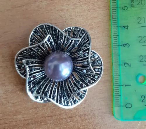 Copper alloy imitation pearl brooch, a luxurious, fashionable, vintage, classic, and elegantly crafted piece photo review