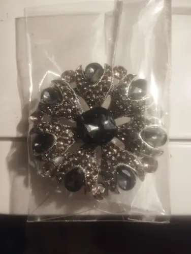 Copper alloy imitation pearl brooch, a luxurious, fashionable, vintage, classic, and elegantly crafted piece photo review